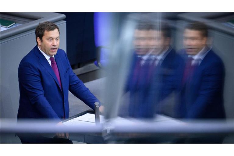 Klingbeil schwört im Bundestag auf harte Zeiten ein.