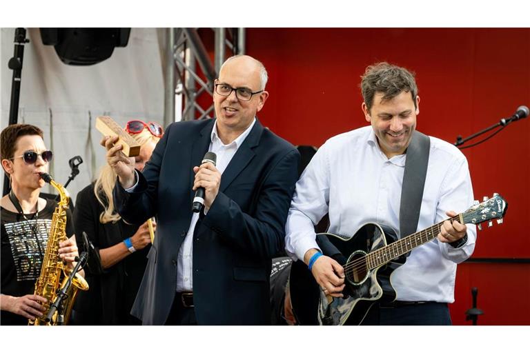 Klingbeil spielt Gitarre - und zwar nicht nur zum Entspannen: hier 2023 auf einer SPD-Wahlkampfveranstaltung in Bremen.