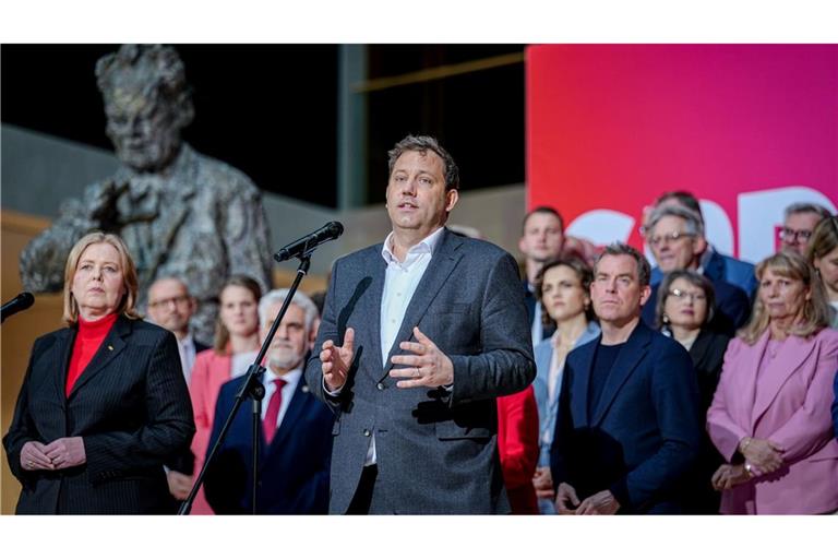 Klingbeil versammelt seine Truppen hinter sich.