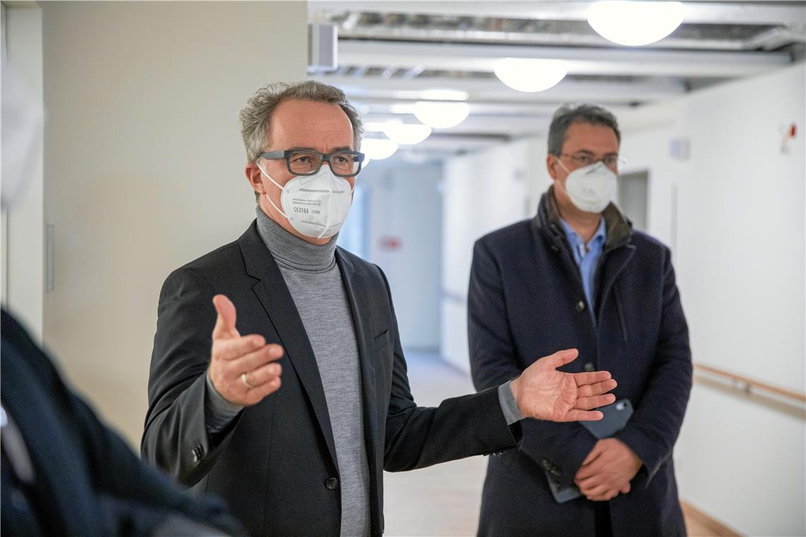 Neue Infektionsstation mit 72 Betten Klinik-Geschäftsführer Marc Nickel (links) und Landrat Richard Sigel lobten die rasche Bauzeit.