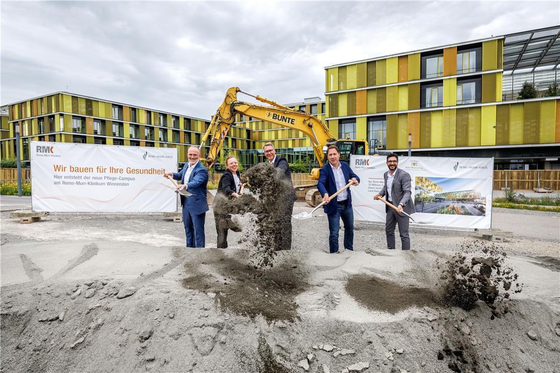 Klinikgeschäftsführer André Mertel (von links), Ministerialdirektorin Leonie Dirks, Landrat Richard Sigel, der Winnender Oberbürgermeister Hartmut Holzwarth und Pflegedirektor Giancarlo Cannavò greifen beim Baustart zu den Spaten. Foto: RMK/Fuchs
