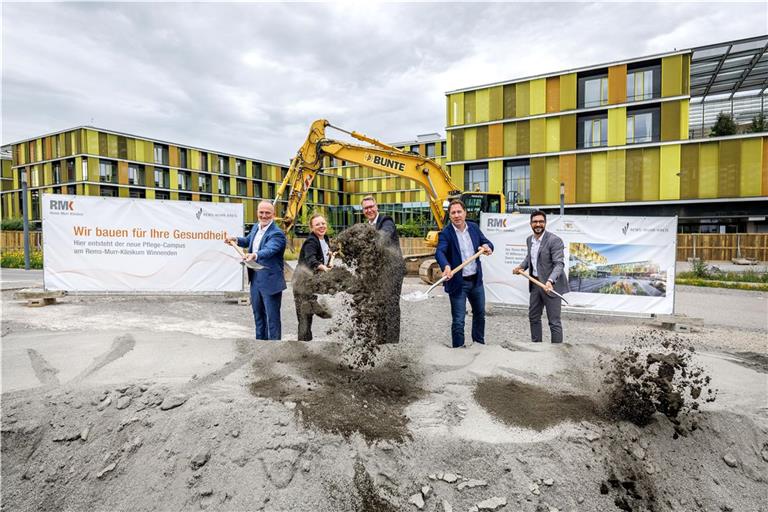 Klinikgeschäftsführer André Mertel (von links), Ministerialdirektorin Leonie Dirks, Landrat Richard Sigel, der Winnender Oberbürgermeister Hartmut Holzwarth und Pflegedirektor Giancarlo Cannavò greifen beim Baustart zu den Spaten. Foto: RMK/Fuchs