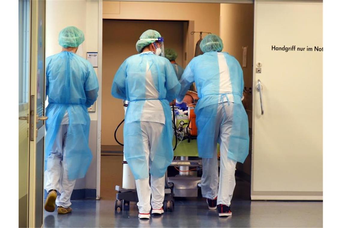 Omikron-Fälle bei Personal schränken Krankenhausbetrieb ein Klinikmitarbeiter in Leipzig. Foto: Waltraud Grubitzsch/dpa-Zentralbild/dpa