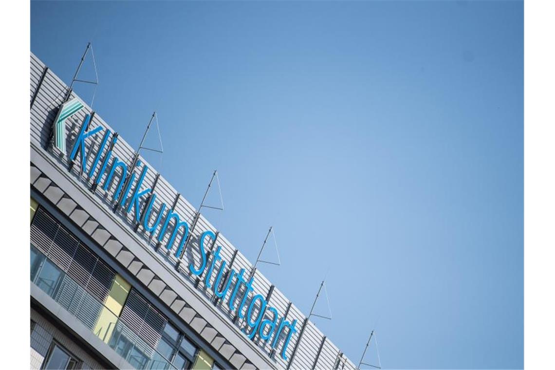 Krankenhaus-Seelsorge in Württemberg wird ökumenisch "Klinikum Stuttgart" steht auf dem Katharinenhospital. Foto: Sebastian Gollnow/dpa/Archivbild