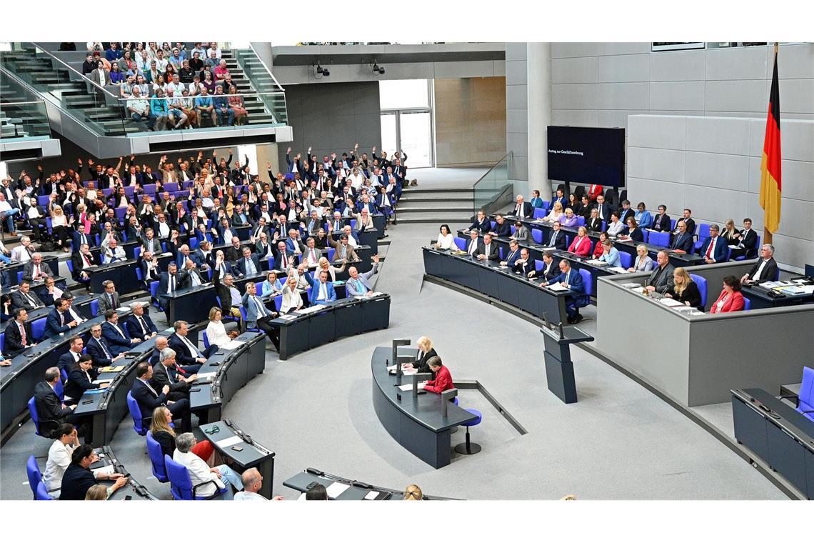 Klöckner: "Der Bundestag ist ein begehrtes Ziel" Klöckner will bessere Möglichkeiten für die Sicherheitsüberprüfung von Besuchern.