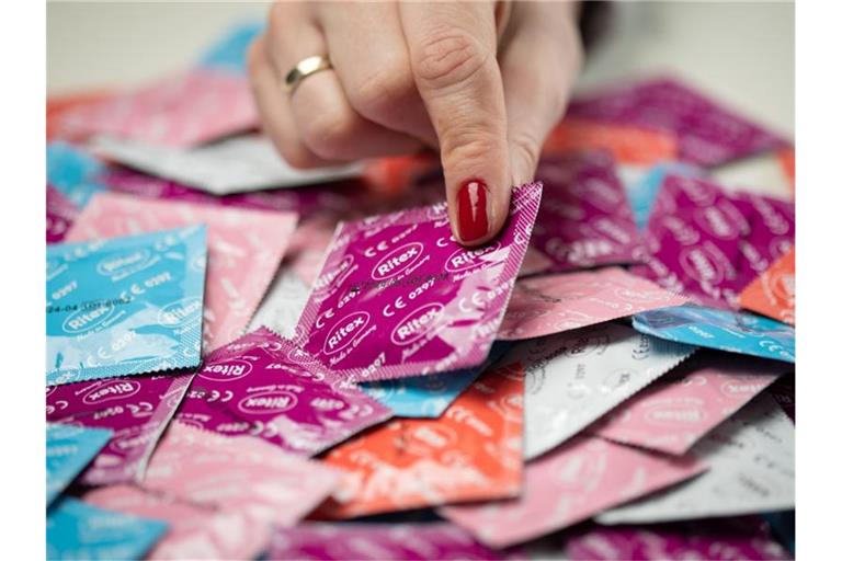 Klopapier-Absatz ist gesunken - Alkohol und Kondome waren vor Ostern begehrt. Foto: Friso Gentsch/dpa