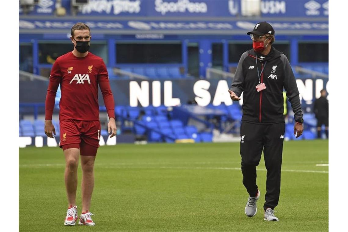 Nullnummer: Jubelt Liverpool zuhause oder in Manchester? Klopp bespricht sich vor der Partie mit seinem Kapitän Jordan Henderson (l). Foto: Peter Powell/Pool EPA/dpa