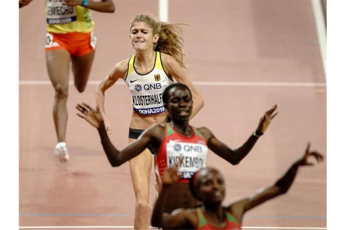 Nach schwierigen Tagen: Klosterhalfen jubelt über WM-Bronze Klosterhalfen kommt hinter der Siegerin Obiri und Kipkemobi (beide aus Kenia) als Dritte ins Ziel. Foto: Michael Kappeler/dpa