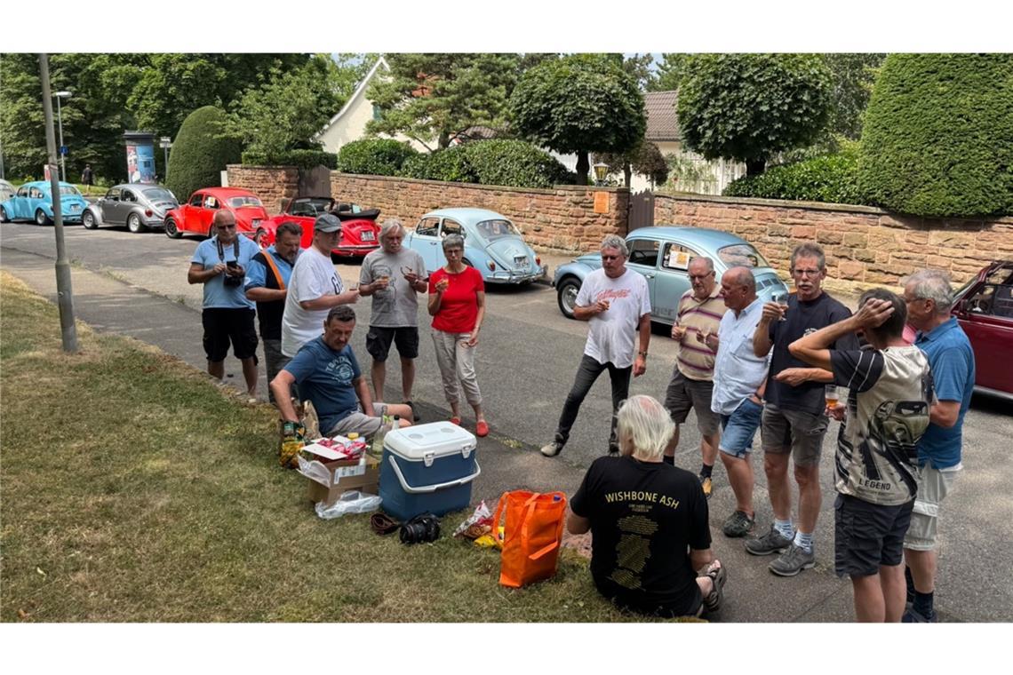 VW-Käfer-Fans feiern den neunzigsten Geburtstag des Prototyps Knabberzeug, kühle Getränke und etwas Schatten machten das heiße Sommerwetter erträglicher.