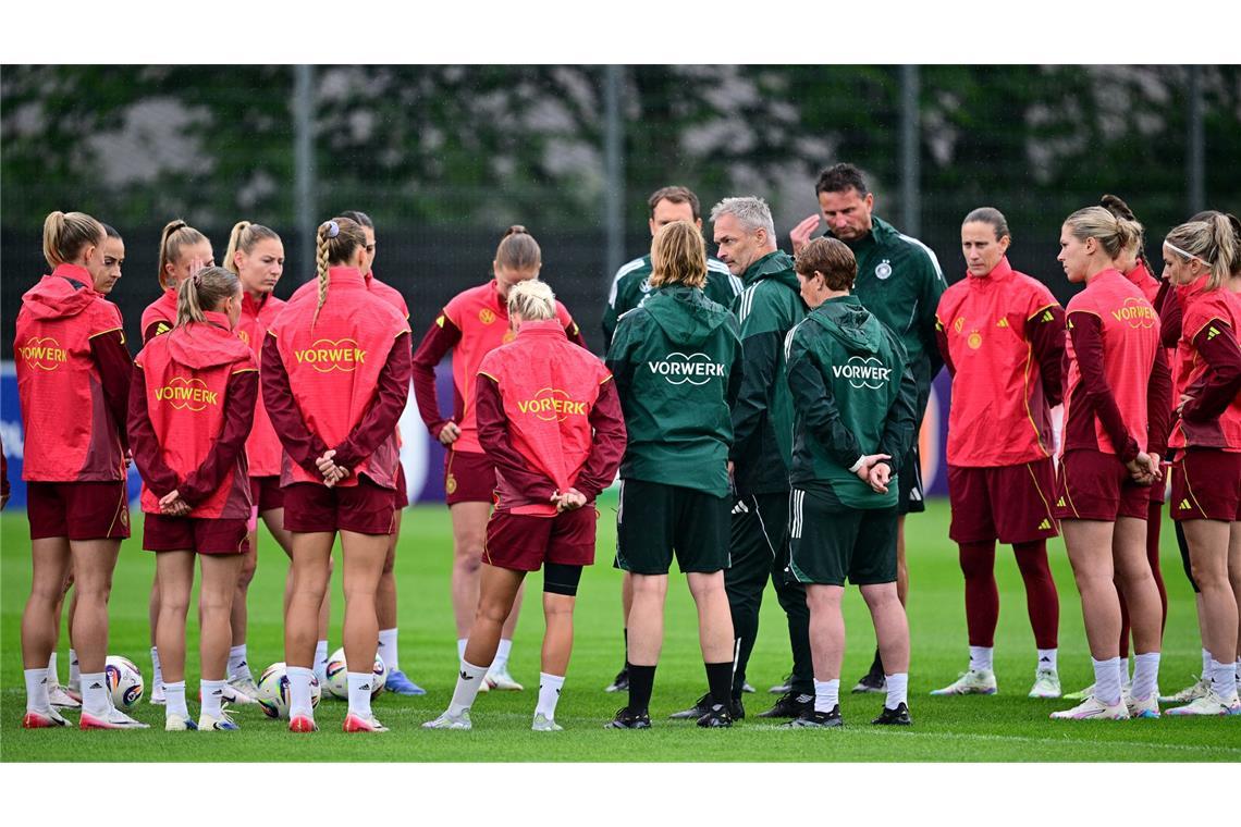 Knackige Ansprache im Regen: Christian Wück auf dem Trainingsplatz.