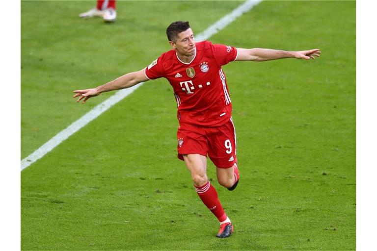 Knackt Stürmer-Star Robert Lewandowski den 40-Tore-Rekord von Gerd Müller? Nach dem 32. Spieltag steht er bei 39 Saisontoren. Foto: Matthias Schrader/AP-Pool/dpa