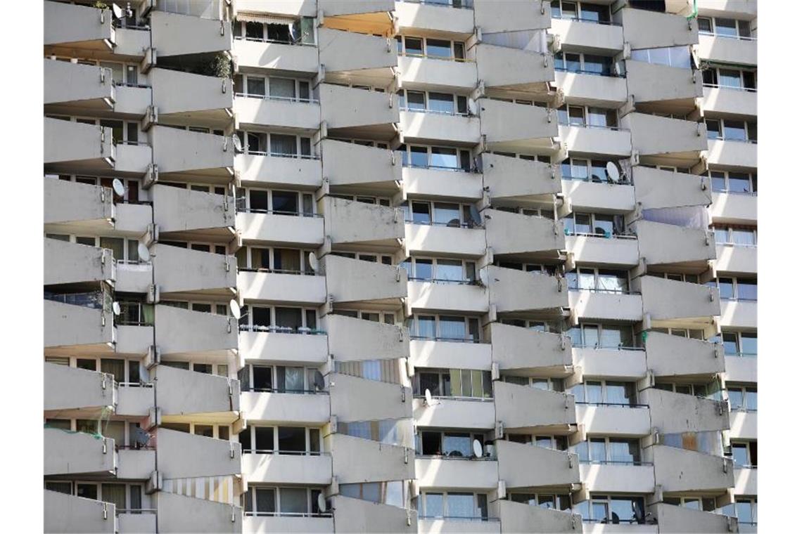 Hohe Mieten bringen eine Million Haushalte in prekäre Lage Knapp 13 Prozent der Mieterhaushalte in deutschen Großstädten sind der Studie zufolge in einer prekären wirtschaftlichen Lage. Foto: Oliver Berg/dpa