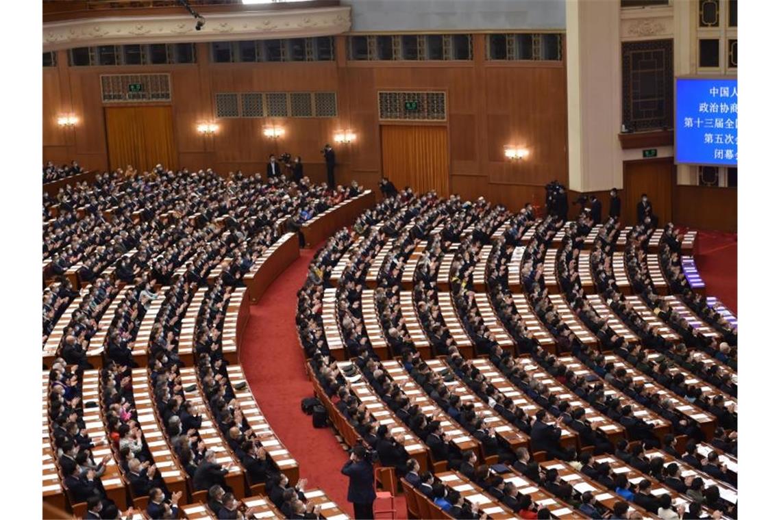 Chinas Volkskongress billigt Wachstumsziel von 5,5 Prozent Knapp 3000 Delegierte nehmen an dem Volkskongress teil. Foto: Chen Zhonghao/XinHua/dpa