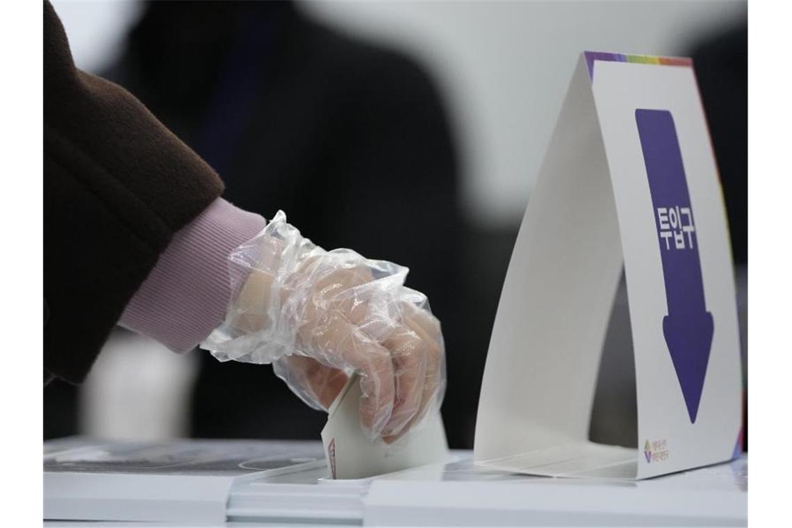 Knappes Rennen bei Präsidentenwahl in Südkorea Knapp 44,2 Millionen Stimmberechtigte sind aufgerufen, den Nachfolger von Moon Jae In zu wählen. Foto: Lee Jin-Man/AP/dpa