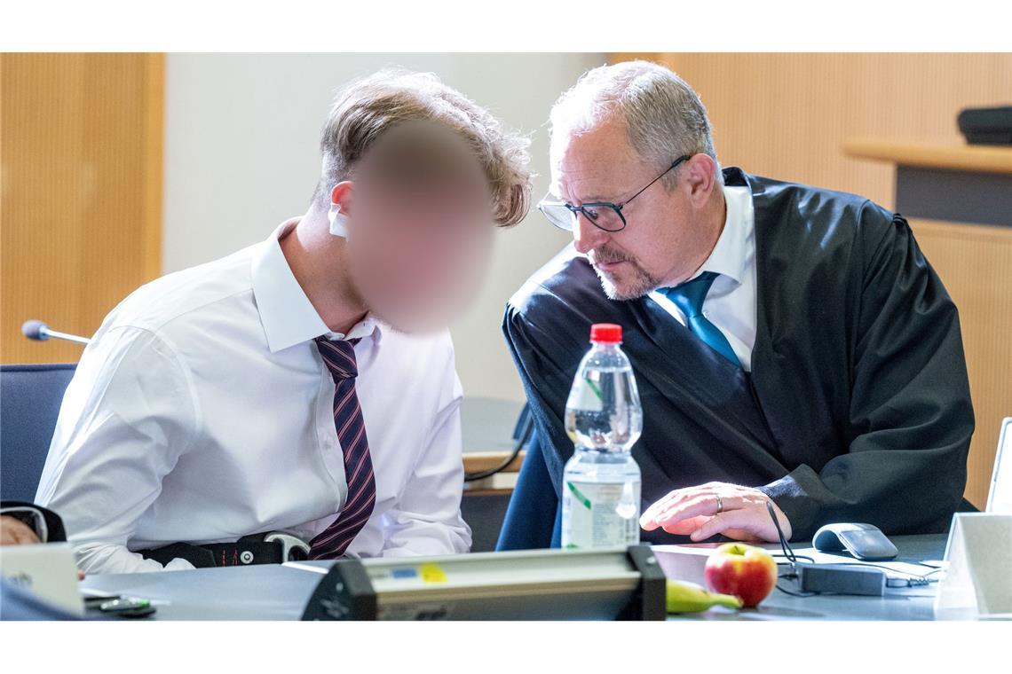 Knapp ein Jahr nach einem Axtangriff in einem ICE in Niederbayern hat der Prozess gegen den beschuldigten 21-jährigen Syrer begonnen.
