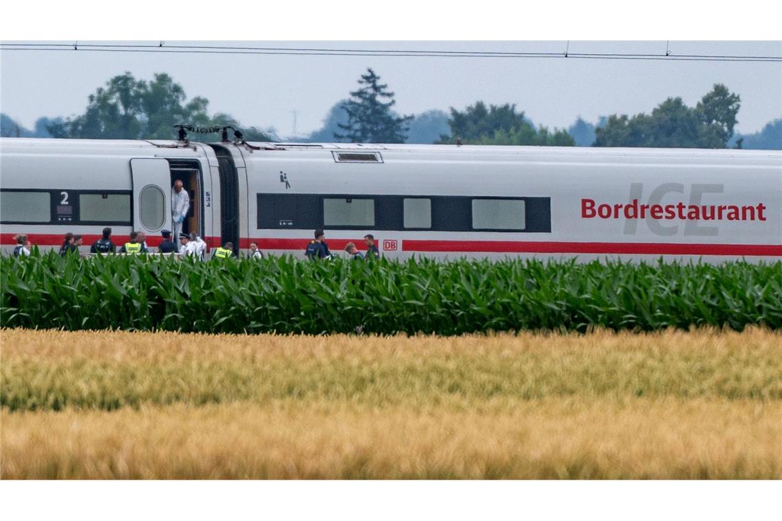 Knapp ein Jahr nach einem Axtangriff in einem ICE in Niederbayern beginnt der Prozess gegen den Beschuldigten. (Archivbild)