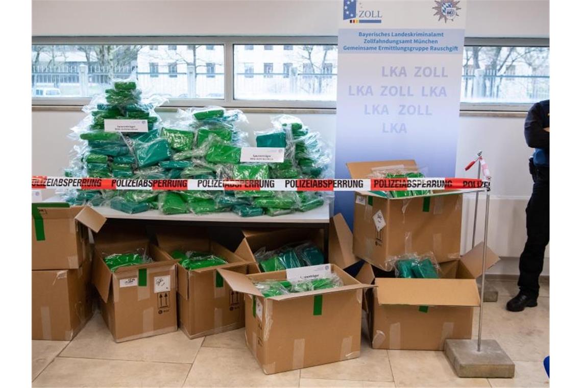 Knapp eine halbe Tonne sichergestelltes Kokain ist während einer Pressekonferenz zu sehen. Foto: Sven Hoppe/dpa