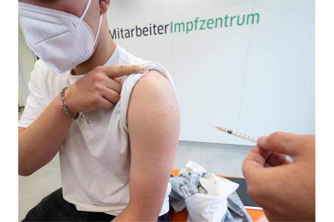 Fast halbe Bevölkerung hat mindestens erste Corona-Impfung Knapp fünfzig Prozent der Deutschen haben mittlerweile zumindest ihre Erstimpfung erhalten. Foto: Marijan Murat/dpa