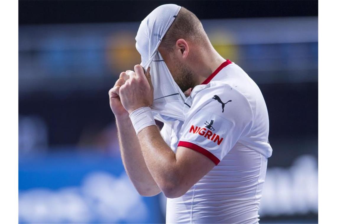 Knapp gegen Ungarn verloren: Paul Drux zieht sich das Trikot über den Kopf. Foto: Sascha Klahn/dpa