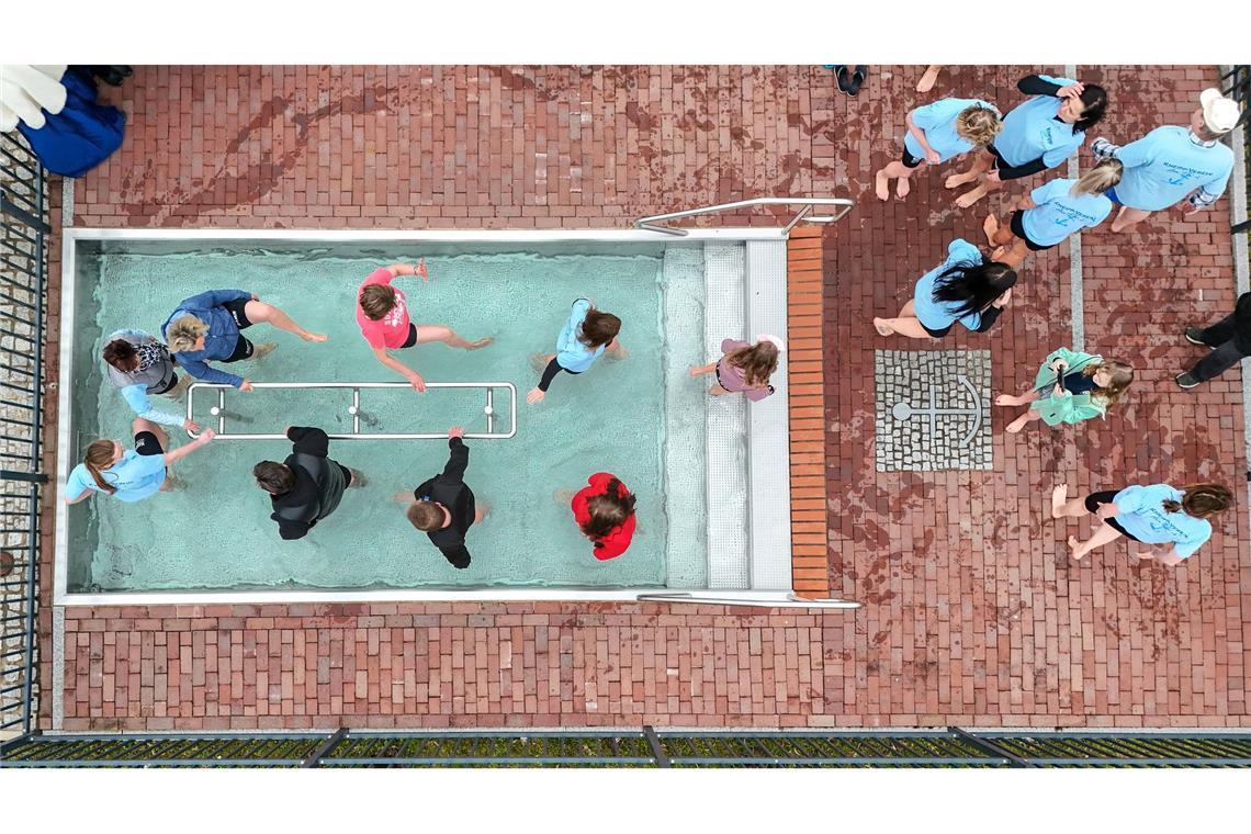 Kneipp-Saisonstart in Aken: Wassertreten im Gesundheitspark Aken, Sachsen-Anhalt