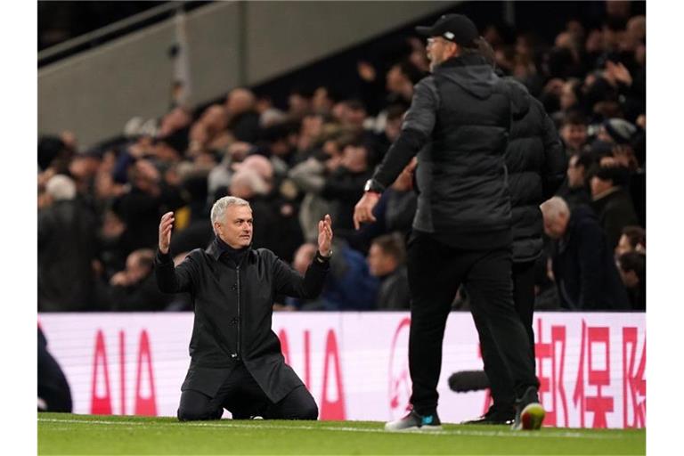 Kniefall: Spurs-Coach José Mourinho (l) ist fassungslos, Jürgen Klopp mit Liverpool obenauf. Foto: John Walton/PA Wire/dpa