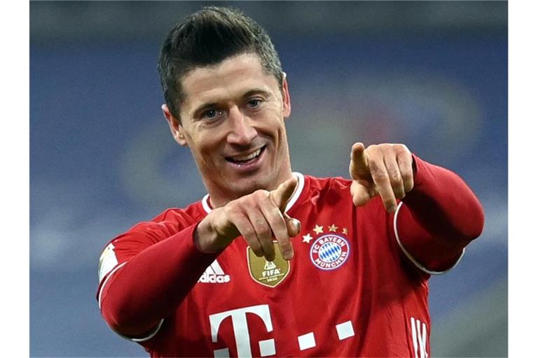 Knipste im Topspiel gegen den BVB dreifach: Münchens Stürmer Robert Lewandowski jubelt über seinen Treffer zum 4:2. Foto: Sven Hoppe/dpa-POOL/dpa