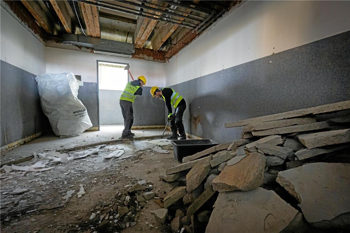 Alte Backnanger Sporthalle wird ausgebeint Knochenarbeit in den ehemaligen Umkleidekabinen: Mitarbeiter des Abbruchunternehmens entfernen Bodenbeläge und Estrich.
