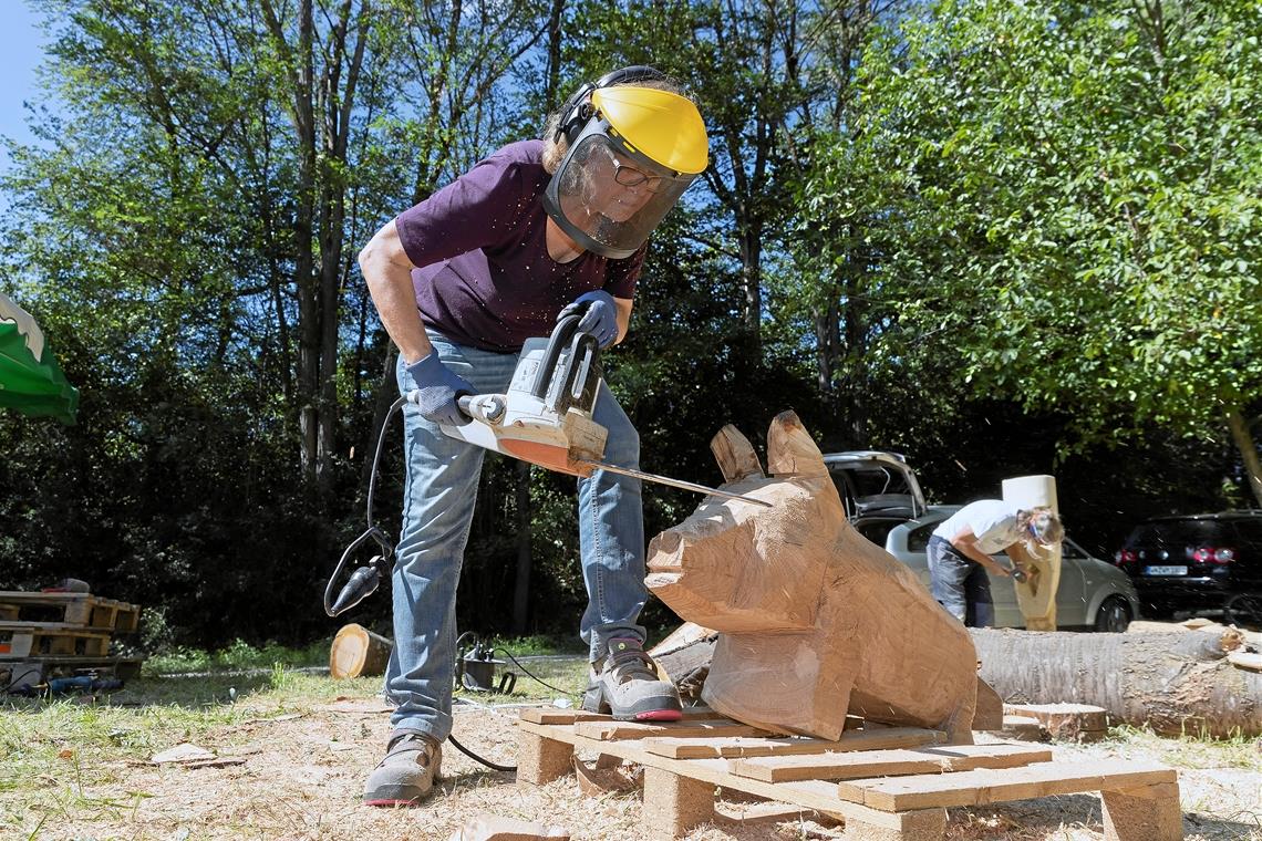 Knochenarbeit: Ines Kutasi arbeitet an einem Wildschwein aus Eichenholz. Foto: J. Fiedler
