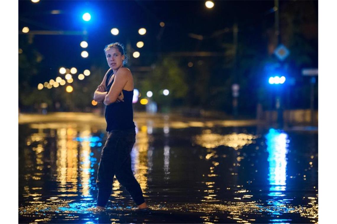 Knöcheltief im Wasser: Eine Passantin in Potsdam. Foto: Gregor Fischer