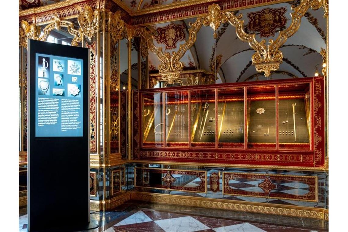 Geplünderte Vitrine in Grünem Gewölbe wieder bestückt Knöpfe, Schnallen und Perlenketten sind zurück in der reparierten Vitrine im Grünen Gewölbe. Doch es gibt auch leere Stellen - dort, wo die geklauten Schmuckstücke lagen. Foto: Alexander Peitz/Staatliche Kunstsammlungen Dresden/dpa