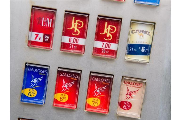 Knöpfe zur Auswahl von verschiedenen Zigarettenmarken an der Aussenseite eines Zigarettenautomaten. Foto: Peter Kneffel/Archivbild