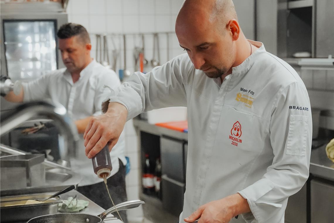 Wie hilfreich ist ein Thermomix beim Kochen? Koch Manuel Friz bevorzugt das Oldschool-Kochen mit Pfanne und Topf. Für Cremes greift aber auch er auf den Thermomix zurück. Foto: privat
