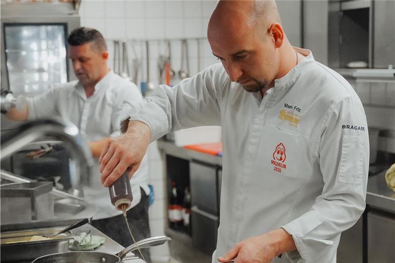 Koch Manuel Friz bevorzugt das Oldschool-Kochen mit Pfanne und Topf. Für Cremes greift aber auch er auf den Thermomix zurück. Foto: privat