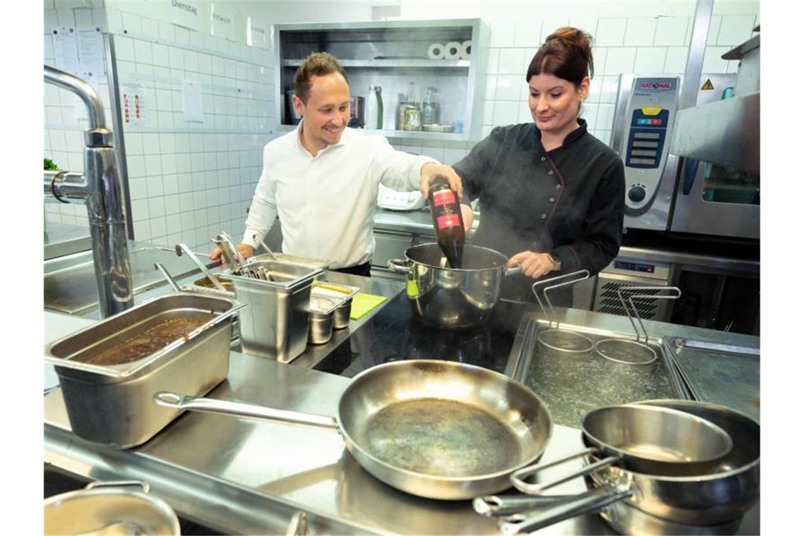 Köche bereiten in der Küche eines Restaurants eine Soße zu. Firmen und potenzielle Azubis finden kurz vor dem neuen Ausbildungsjahr nur schwer zusammen. Foto: Bernd Weißbrod/dpa