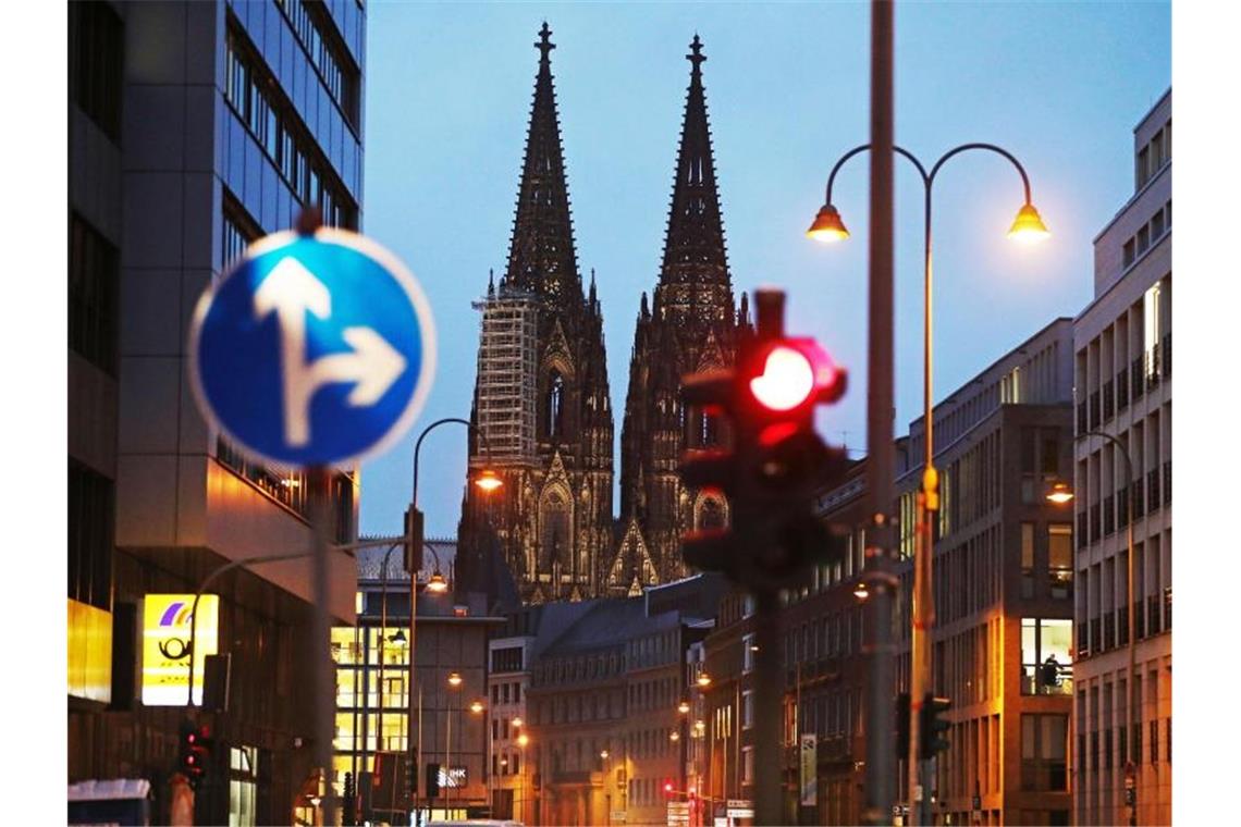 Köln hat die wichtige Warnstufe von 50 Neuinfektionen pro 100.000 Einwohner in sieben Tagen überschritten. Foto: Oliver Berg/dpa