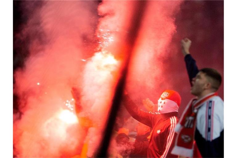 Kölner Fans brennen Pyros ab. Foto: Rolf Vennenbernd/dpa/Archivbild