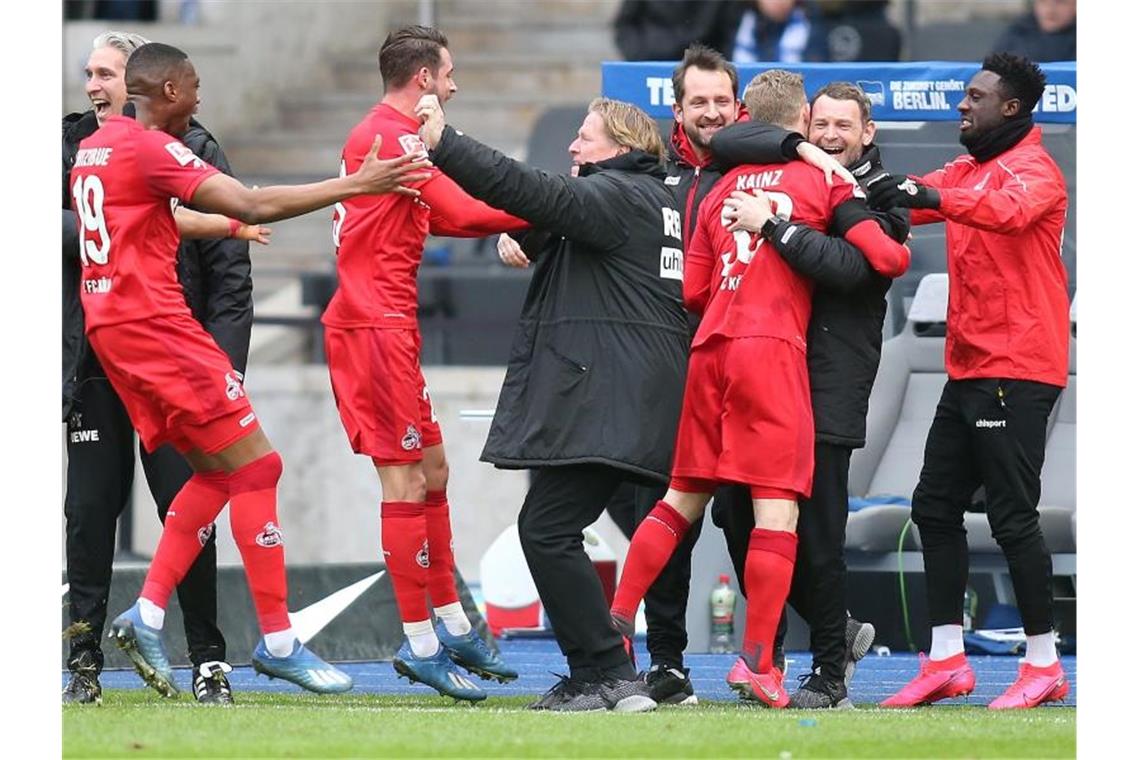 Leipzig und BVB bleiben an Bayern dran Kölner Party nach dem 5:0-Erfolg bei Hertha BSC. Foto: Andreas Gora/dpa