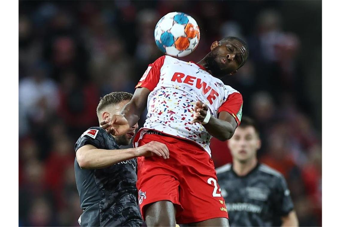 Kölns Anthony Modeste im Kopfballduell mit dem Unioner Marvin Friedrich (l). Foto: Rolf Vennenbernd/dpa