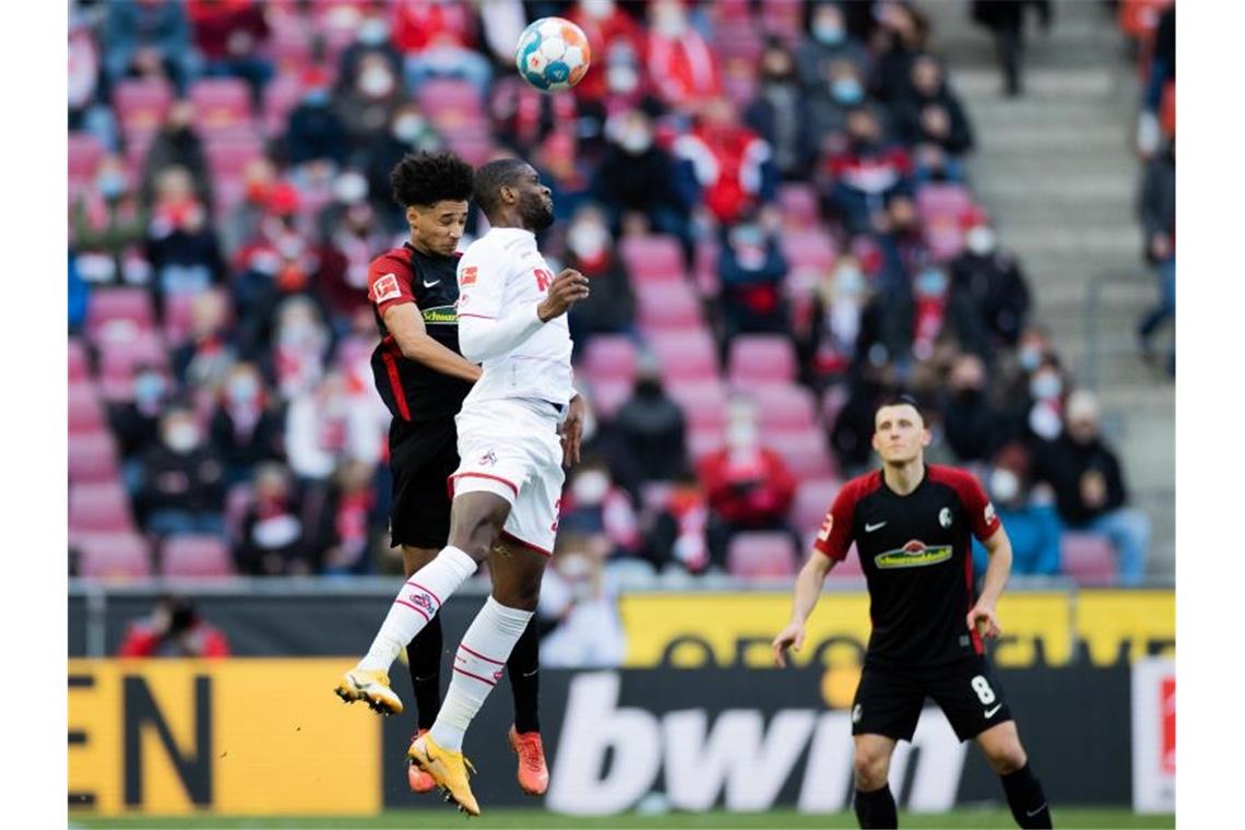 Kölns Pawlak siegt wie Baumgart: „So kann man abtreten“ Kölns Anthony Modeste (M) und Freiburgs Kevin Schade versuchen an den Ball zu kommen. Foto: Rolf Vennenbernd/dpa