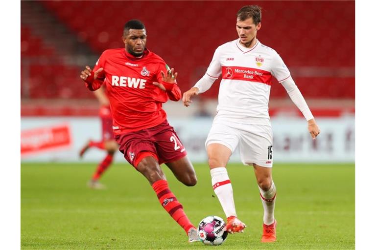 Kölns Anthony Modeste und Stuttgarts Pascal Stenzel (l-r.) am Ball. Foto: Tom Weller/dpa