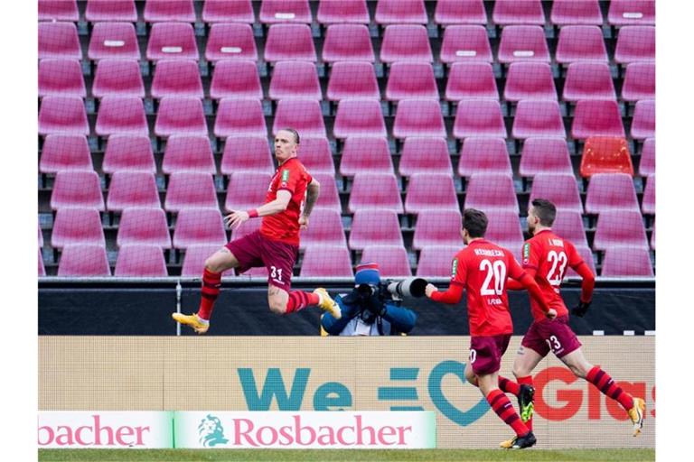 Kölns Doppeltorschütze Marius Wolf (l) freut sich über sein Tor zum 1:0. Foto: Rolf Vennenbernd/dpa