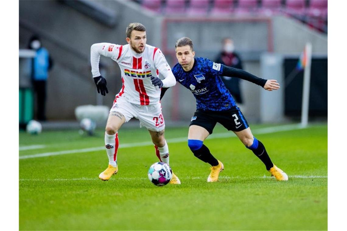 Leipzig verpasst Tabellenspitze - BVB strauchelt gegen Mainz Kölns Jannes Horn (l) und Berlins Peter Pekarik versuchen an den Ball zu kommen. Foto: Rolf Vennenbernd/dpa
