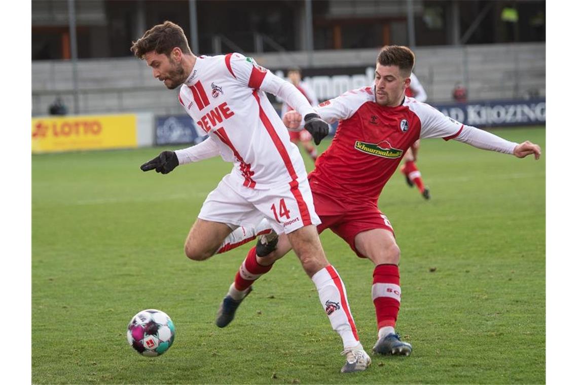 Santamaria zurück in Freiburgs Startelf - VfL unverändert Kölns Jonas Hector (l) im Zweikampf mit Freiburgs Baptiste Santamaria. Foto: Sebastian Gollnow/dpa/Archivbild