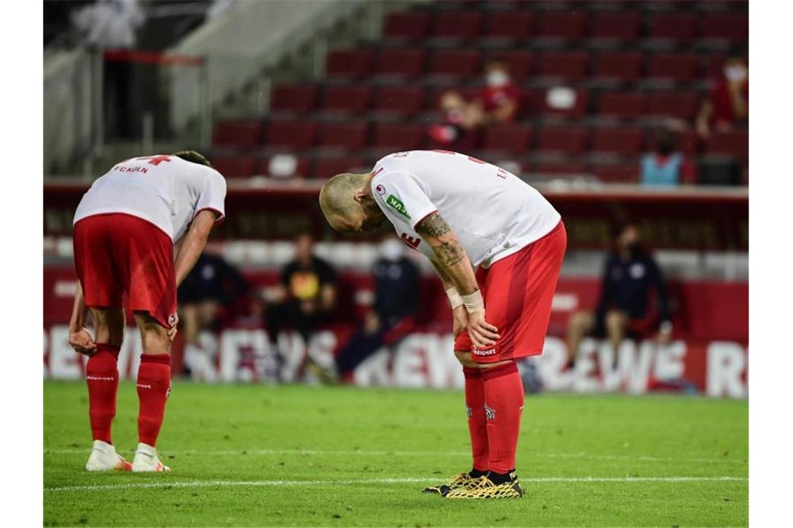 Kölns Jonas Hector (l) und Rafael Czichos sind zunächst enttäuscht. Foto: Ina Fassbender/AFP/POOL/dpa