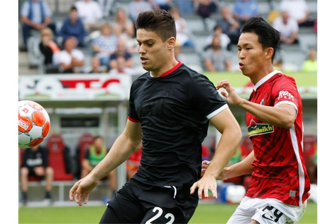 Bayern siegt in Leipzig - Dortmund gewinnt Spektakel Kölns Jorge Méré (l) im Zweikampf mit Freiburgs Woo-Yeong Jeong. Foto: Philipp von Ditfurth/dpa