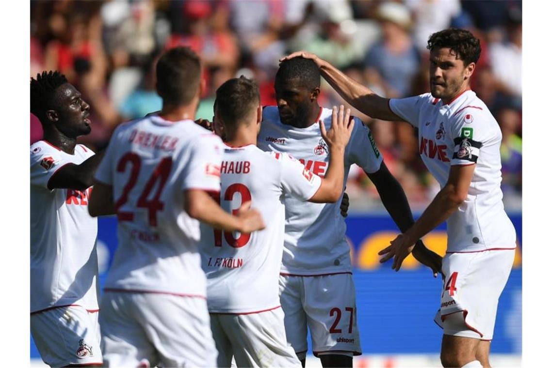 Dortmund patzt, Bayern mit Kantersieg, Schalke jubelt Kölns Kingsley Schindler, Dominick Drexler, Louis Schaub, Anthony Modeste und Jonas Hector (l-r) jubeln nach dem Tor zum 1:0. Foto: Patrick Seeger