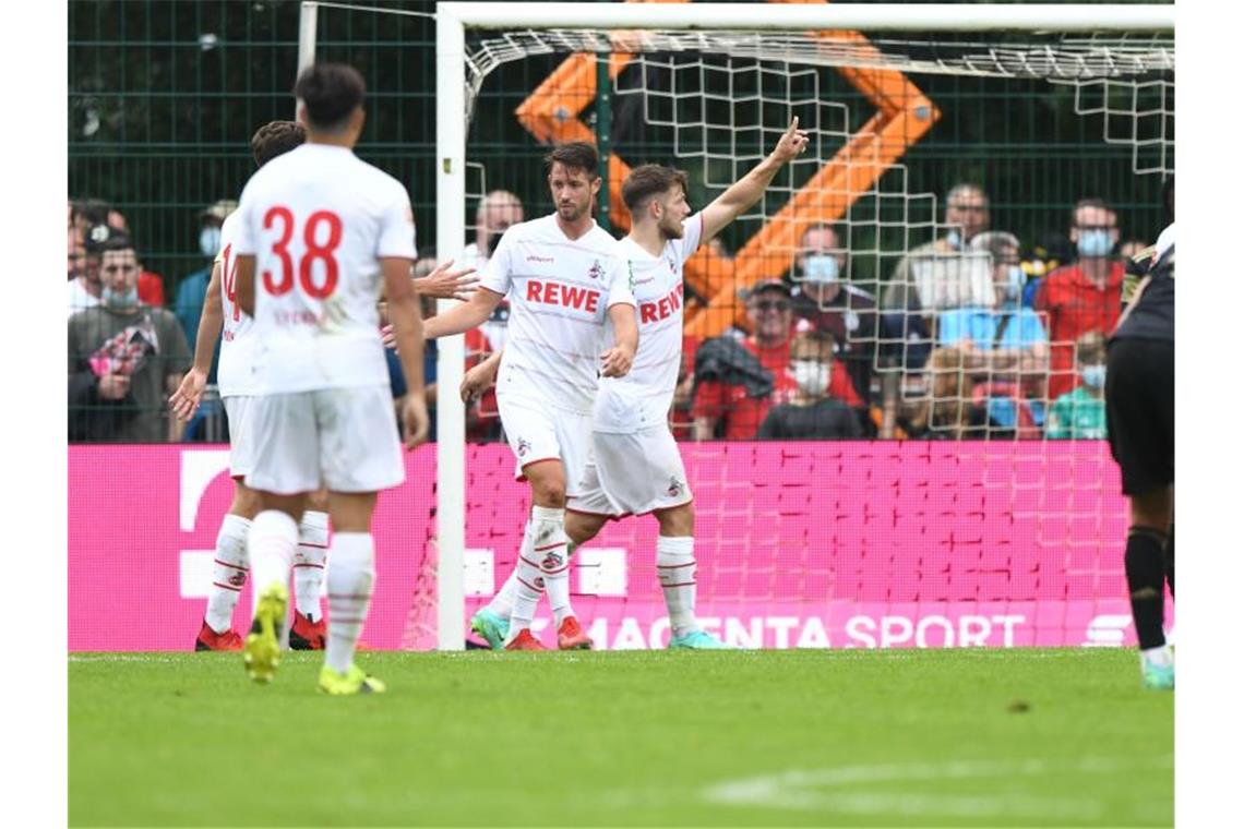 Kölns Mark Uth (3.vl) bejubelt sein Tor zum 3:2. Foto: Silas Stein/dpa