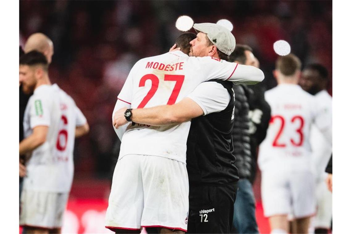 Kölner Torschütze Modeste weint in Baumgarts Armen Kölns Matchwinner Anthony Modeste (l) weinte im Arm von Trainer Steffen Baumgart. Foto: Marius Becker/dpa