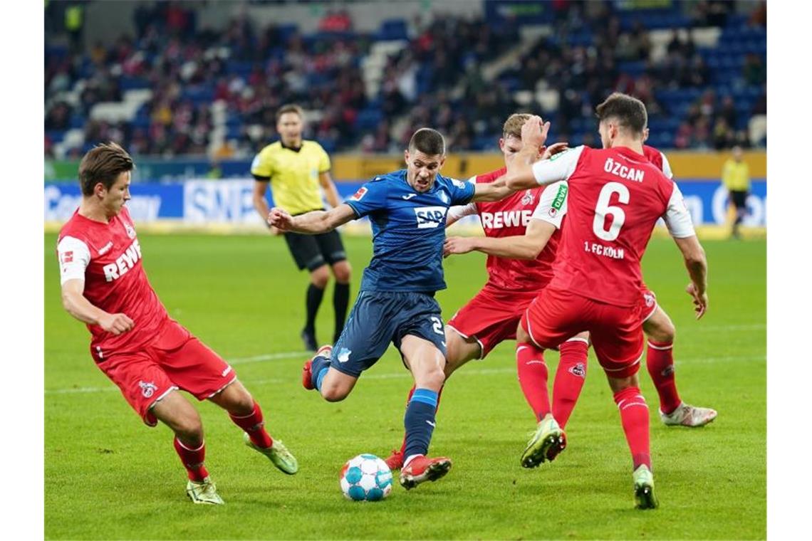 Ernüchterung bei Köln: Wieder mal bedient gegen Hoffenheim Kölns Noah Katterbach, Hoffenheims Andrej Kramaric und Kölns Salih Özcan (l-r) in Aktion. Foto: Uwe Anspach/dpa