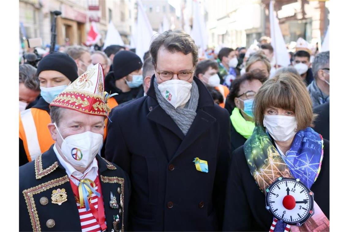 Eine Viertelmillion Menschen gegen den Krieg in Köln Kölns Oberbürgermeisterin Henriette Reker (r.) mit NRW-Ministerpräsident Hendrik Wüst und Christoph Kuckelkorn (l), Präsident Festkomitee Kölner Karneval, bei der Demo in Köln. Foto: Rolf Vennenbernd/dpa
